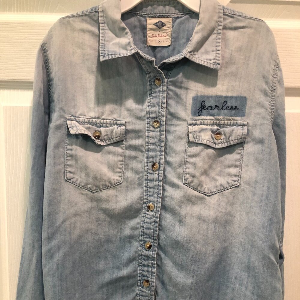 Wild Blue Sadie Robertson Fearless Women's Denim Shirt  Size Medium Frayed Hem